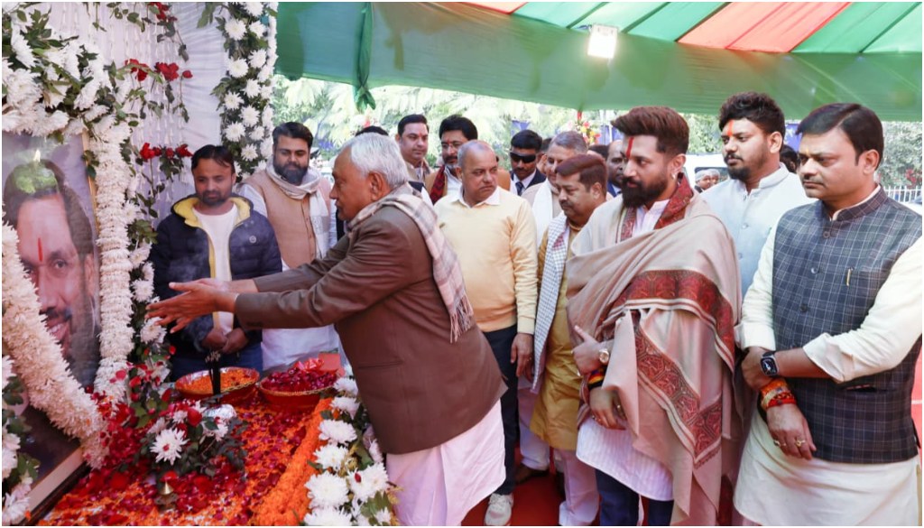 Political Signals at Dahi-Chura Feast: CM Nitish Kumar Moves from Chirag to Chetan as Opposition Mocks NDA’s Renewed Warmth