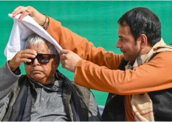 Video of Tej Pratap Yadav Halting Singer at Dahi-Chura Feast Goes Viral, Urges Devotional Songs Over ‘Vulgar’ Lyrics