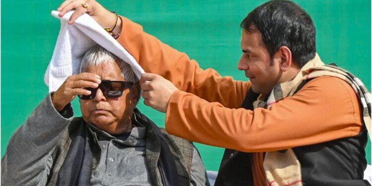 Video of Tej Pratap Yadav Halting Singer at Dahi-Chura Feast Goes Viral, Urges Devotional Songs Over ‘Vulgar’ Lyrics