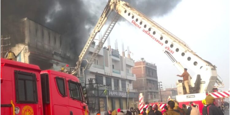 Massive Fire at Plastic Factory on Patna Bypass Causes Losses Worth Lakhs After Short Circuit
