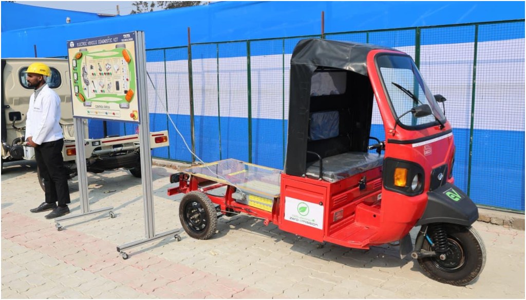 CM Nitish Kumar Reviews Development Schemes in East Champaran During Samridhi Yatra, Directs Officials to Expedite Work