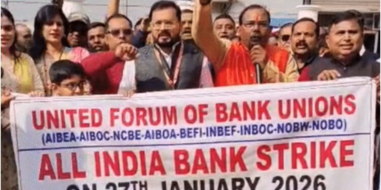 Bank Employees Protest in Patna Over Demands for Five-Day Workweek; Strike Disrupts ATM Services and Cash Withdrawals