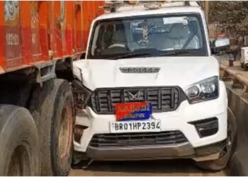 Sand Mafia Attempts to Run Over DSP in Patna, Truck Rams Police Car While Fleeing After Killing Youth