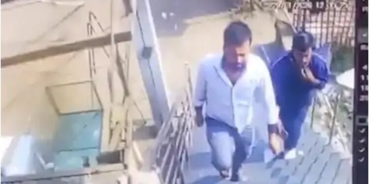 Elderly Woman Robbed of Rs 50,000 in Bihta, Suspects Caught on CCTV After Spraying Sedative Outside BankElderly Woman Robbed of Rs 50,000 in Bihta, Suspects Caught on CCTV After Spraying Sedative Outside Bank