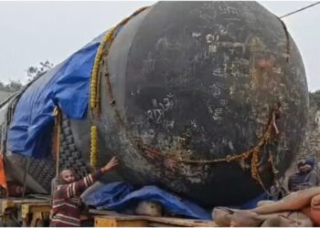 210-Ton World’s Largest Shivling Stuck in Gopalganj as Crossing Dilapidated Dumaria Bridge Proves Difficult