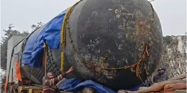 210-Ton World’s Largest Shivling Stuck in Gopalganj as Crossing Dilapidated Dumaria Bridge Proves Difficult
