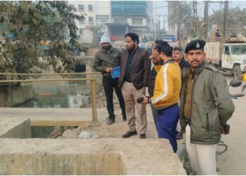 Patna Municipal Commissioner Inspects Drains, Urges Timely Diversion Amid Metro Construction