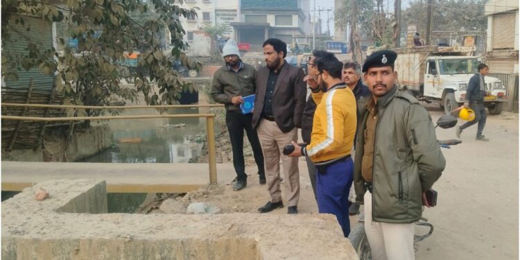 Patna Municipal Commissioner Inspects Drains, Urges Timely Diversion Amid Metro Construction