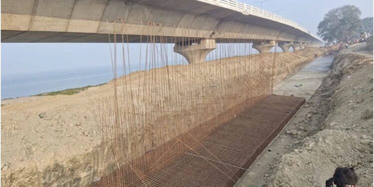 20-Metre-Thick Embankment Rises at Khajekalan to Protect Patna’s Riverside Four-Lane Road from Floods
