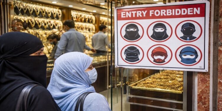 Jewellery Shops in Bihar Bar Entry to Hijabs, Burqas and Face Coverings, Allow Shopping Only After Facial Identification