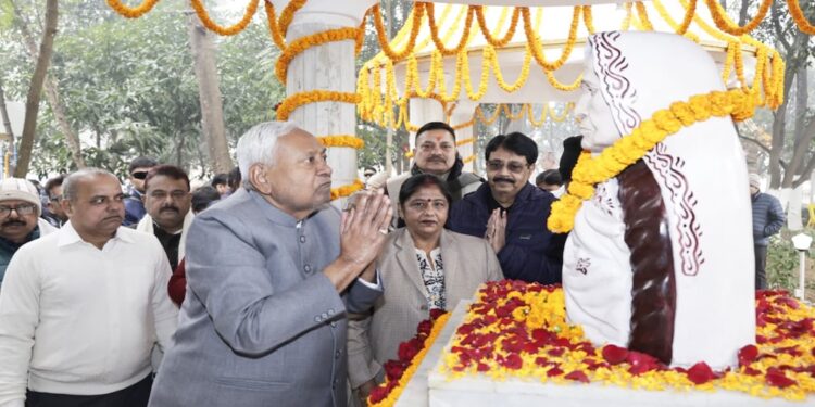 Bihar CM Nitish Kumar Pays Tribute to His Mother at Ancestral Village Kalyan Bigha in Nalanda