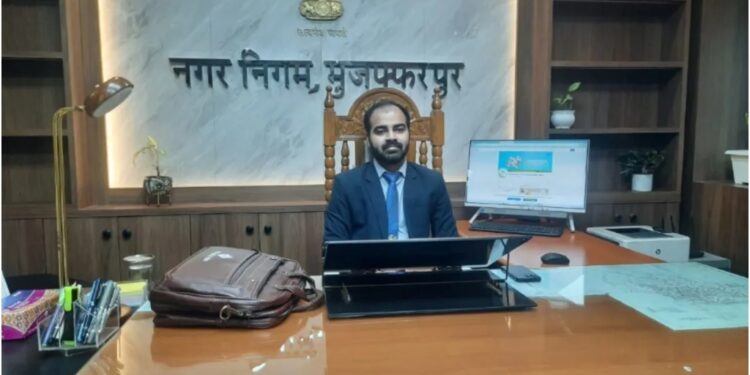 New Municipal Commissioner Rituraj Pratap Singh Takes Charge in Muzaffarpur, Sets Focus on Cleanliness and Development