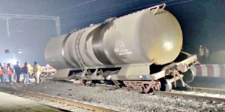 Freight Wagon Tilts at Rusera Ghat, Major Disaster Averted on Samastipur–Khagaria Line