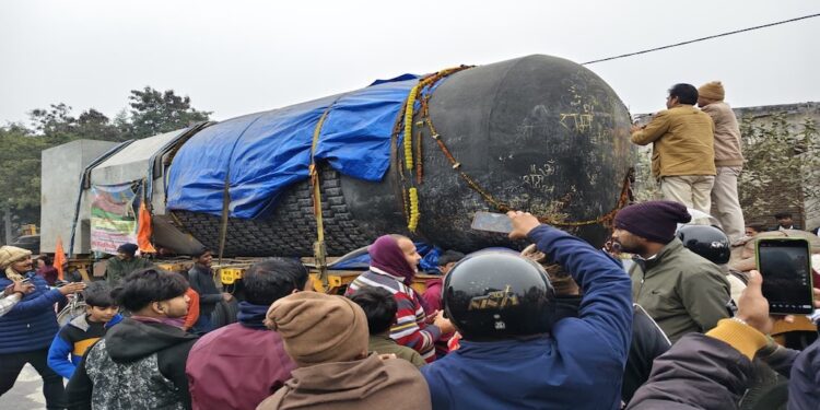 World’s Largest Shiva Lingam Enters Bihar via Gopalganj on Way to East Champaran Temple