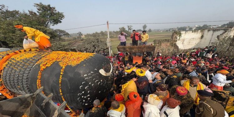 World’s Largest Shivaling Reaches Kesariya Amid Chants and Night-Long Devotion