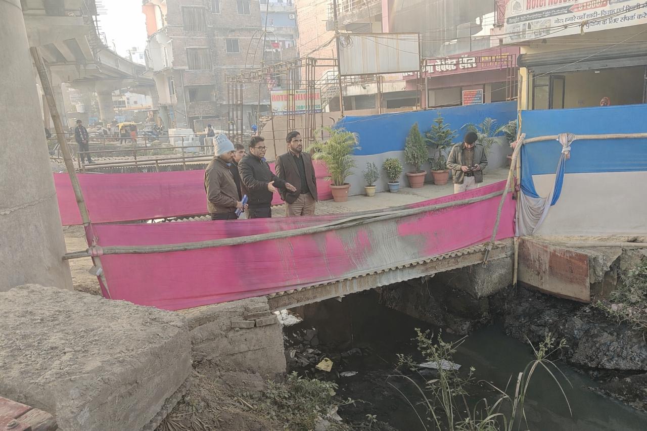 Patna Municipal Commissioner Inspects Drains, Urges Timely Diversion Amid Metro Construction