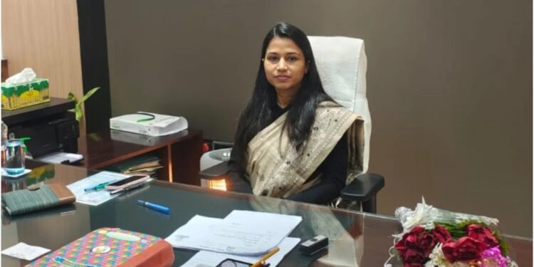 IAS Shivankshi Dixit Takes Charge as Bettiah Municipal Commissioner, Focus on Clean City
