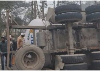 LPG Gas Tanker Accident Stops Traffic on NH-28 in Bihar