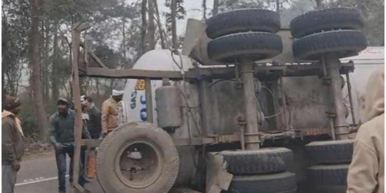 LPG Gas Tanker Accident Stops Traffic on NH-28 in Bihar