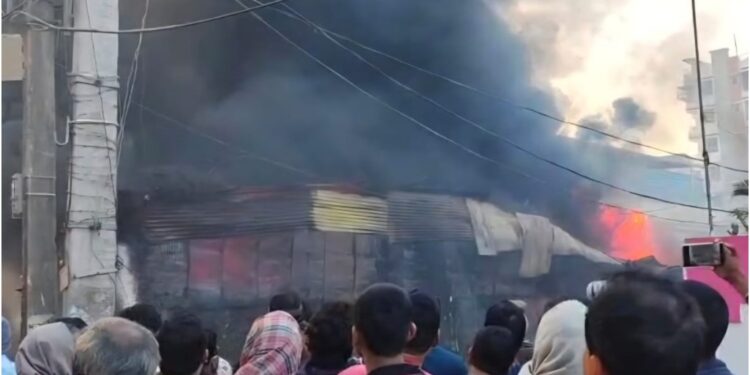 Early-Morning Fire Engulfs Utsav Hall and Scrap Warehouse in Patna City, Triggering Panic
