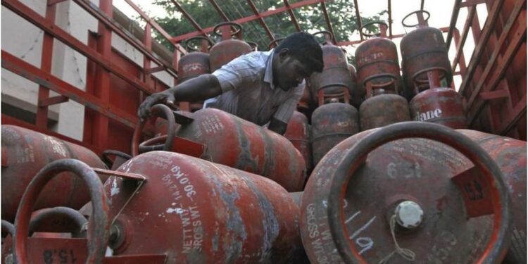 Patna DM Launches Helpline to Tackle LPG Supply Issues and Ensure Timely Delivery