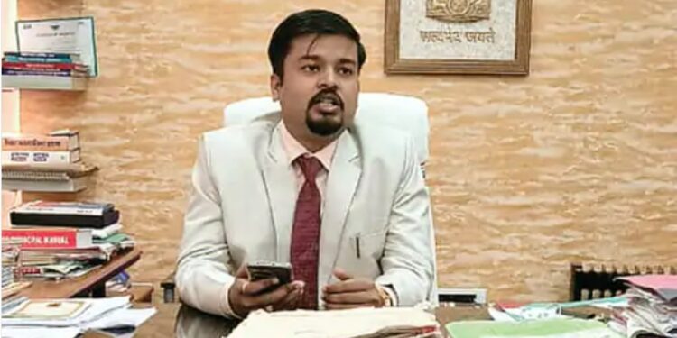 Kishlay Kushwaha IAS