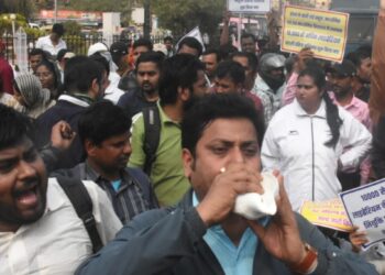 Librarian aspirants stage road protest in Patna