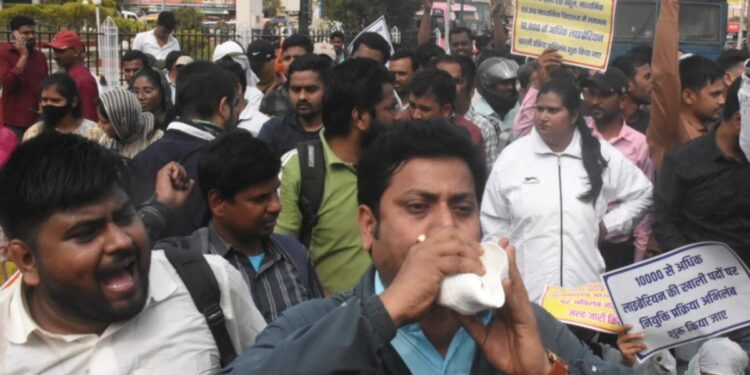 Librarian aspirants stage road protest in Patna