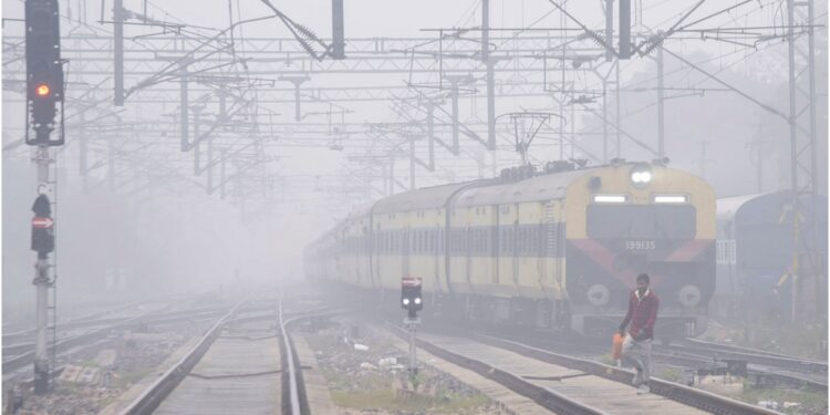 Cold Wave Halts Trains in Bihar, Leaves Hundreds Stranded at Siwan Junction