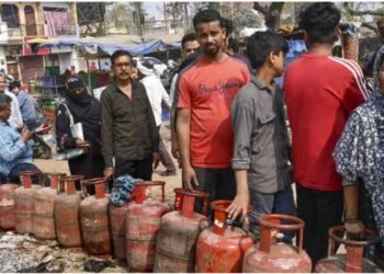 Violence Escalates Over LPG in Patna as Vendor Attacked and Cylinders Snatched During Distribution