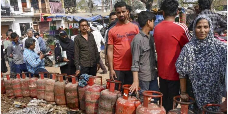 Violence Escalates Over LPG in Patna as Vendor Attacked and Cylinders Snatched During Distribution