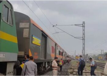 Amrit Bharat Express Delayed for Hours Near Patna After Engine Failure Forces Freight Locomotive Replacement