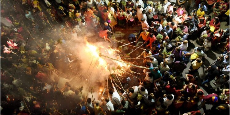 Holika Dahan Held at Auspicious Hour in Bihar, Police and Fire Teams Remained on Alert in Patna Overnight