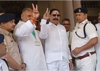 Anant Singh Arrives from Beur Jail to Vote in Bihar Assembly, Flashes Victory Sign and Declares ‘This Is My Last Election’