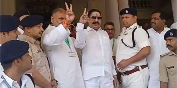 Anant Singh Arrives from Beur Jail to Vote in Bihar Assembly, Flashes Victory Sign and Declares ‘This Is My Last Election’