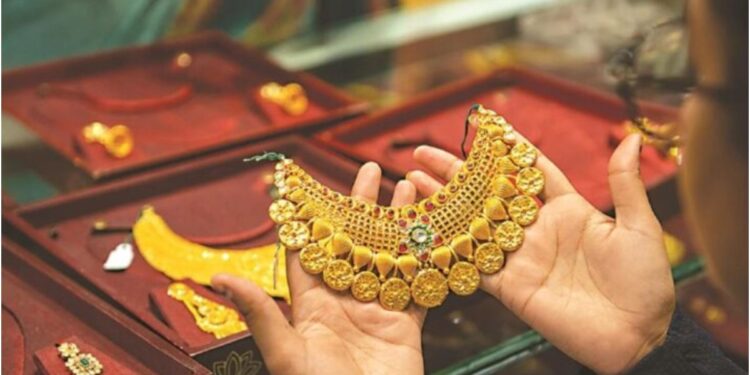 Gold Drops Rs 2,000 to Rs 1.56 Lakh; Silver Falls Rs 16,000 in Two Days to Rs 2.53 Lakh Amid Iran War Impact