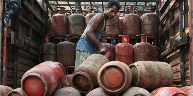 Patna LPG Crisis Deepens as Urban Residents Wait 35 Days and Rural Areas Face 55-Day Delay for Cylinders