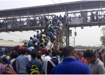 Holi Rush Overwhelms Gaya Junction as Waiting Lists Grow Despite Special Trains