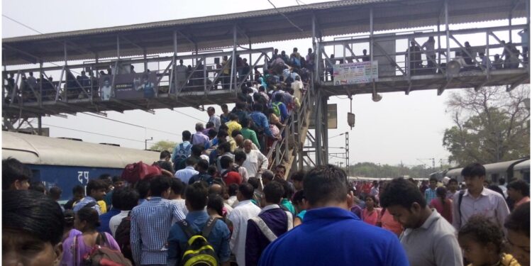 Holi Rush Overwhelms Gaya Junction as Waiting Lists Grow Despite Special Trains