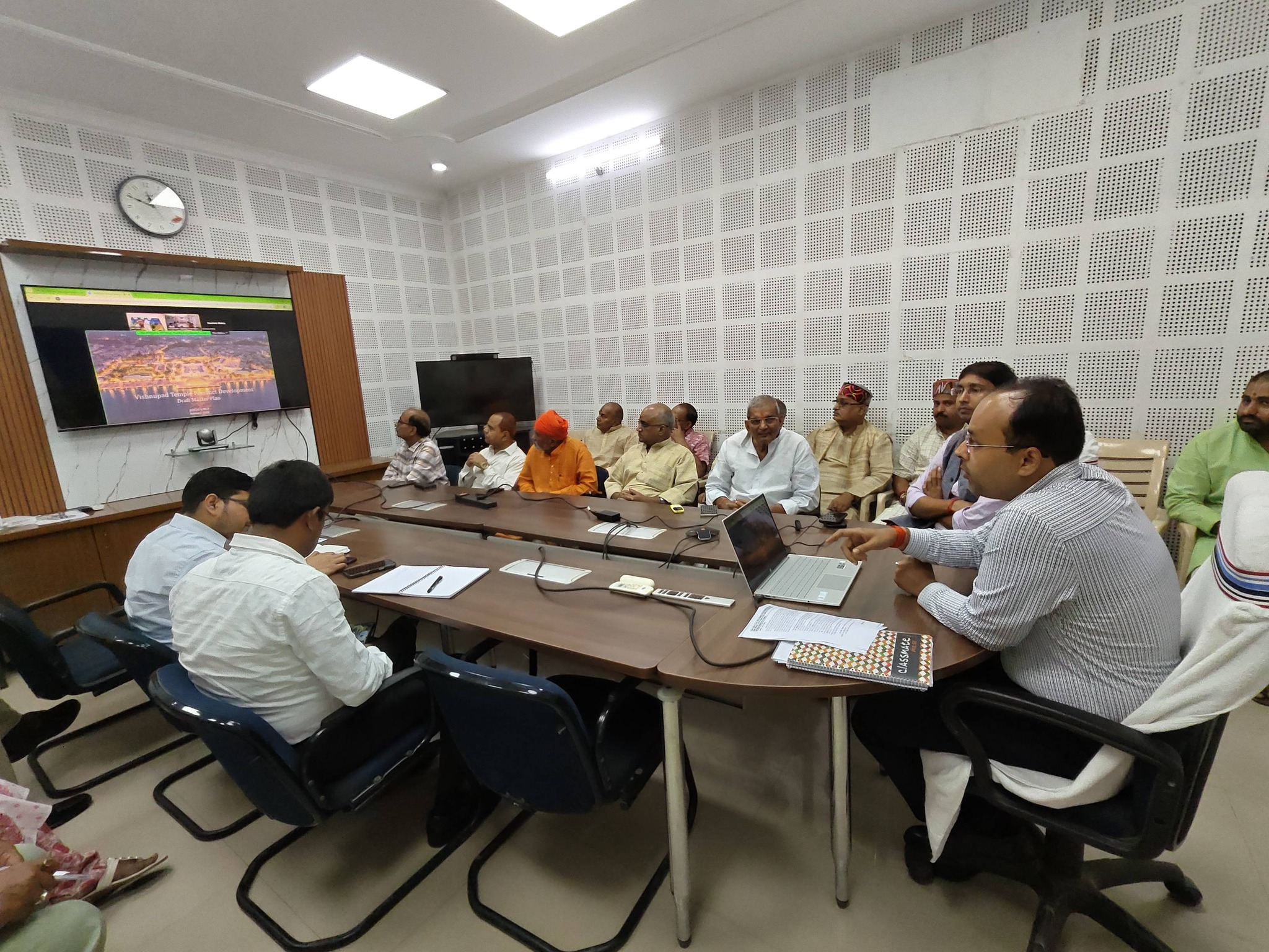 Gayaji Administration Reviews Vishnupad Corridor Plan Around Historic Temple