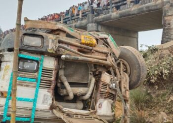 Truck plunges into Bagmati river after collision on Samastipur bridge