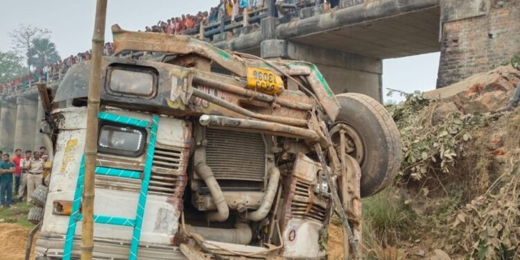 Truck plunges into Bagmati river after collision on Samastipur bridge