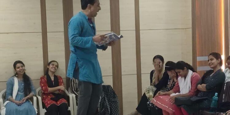 Patna Women’s College Hosts Solo Theatre Performance ‘Maa Mujhe Tagore Bana De’