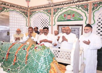 Bihar CM Nitish Kumar Visits Khanqahs In Patna On Eid, Offers Prayers For Peace