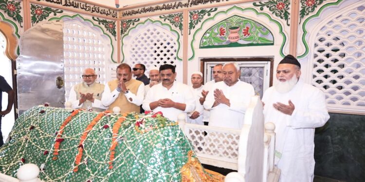 Bihar CM Nitish Kumar Visits Khanqahs In Patna On Eid, Offers Prayers For Peace