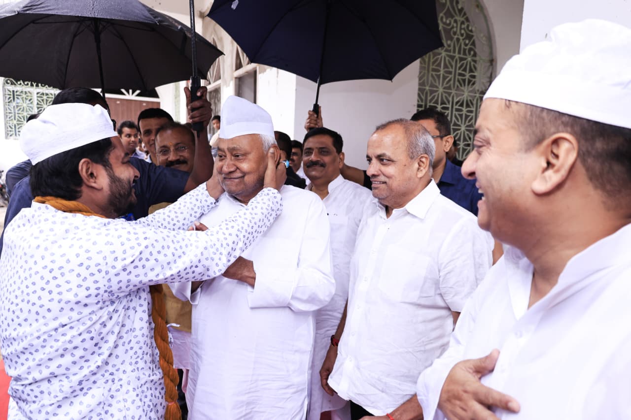 Bihar CM Nitish Kumar Visits Khanqahs In Patna On Eid, Offers Prayers For Peace