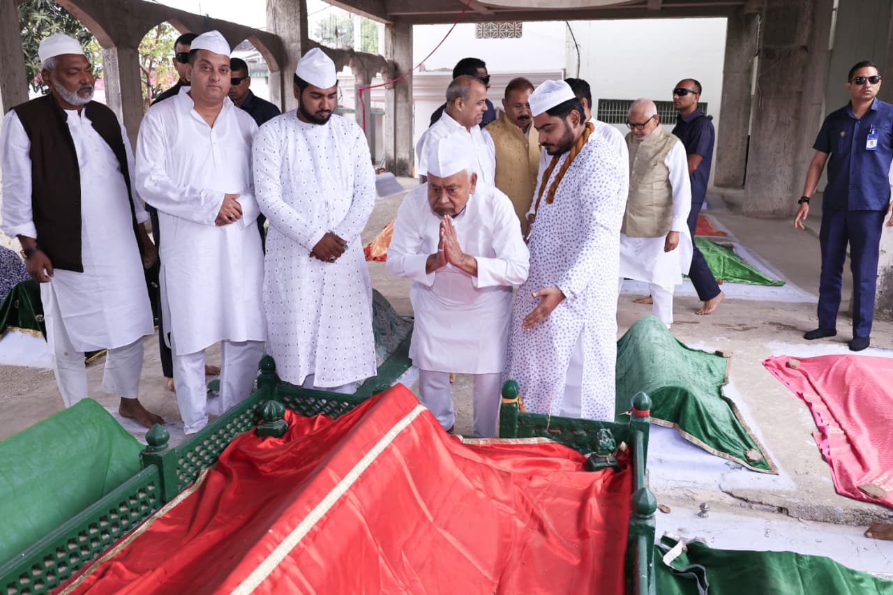 Bihar CM Nitish Kumar Visits Khanqahs In Patna On Eid, Offers Prayers For Peace