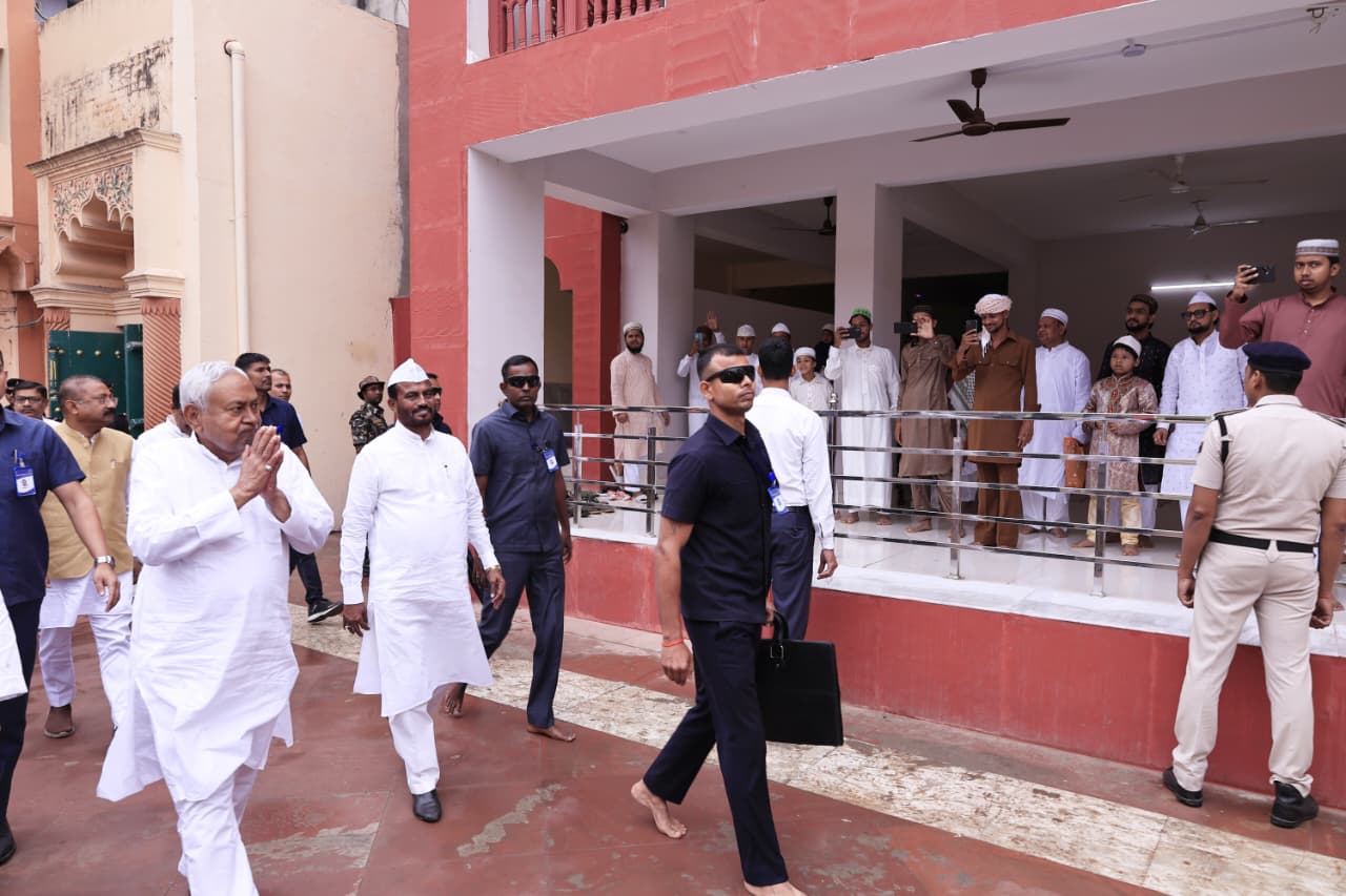 Bihar CM Nitish Kumar Visits Khanqahs In Patna On Eid, Offers Prayers For Peace
