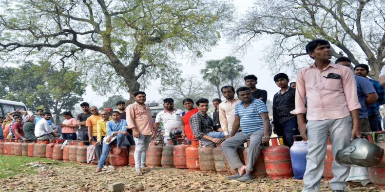 LPG Shortage Deepens In Patna As Commercial Supply Halted, Misuse Concerns Rise