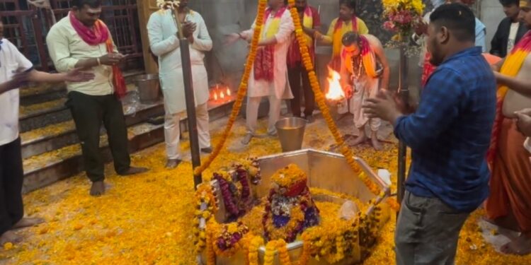 Floral Holi transforms Baba Garibnath Dham into a scene reminiscent of Vrindavan.